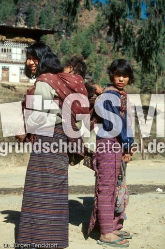 1019_Bhutan_1994_Frauen mit Kindern.jpg